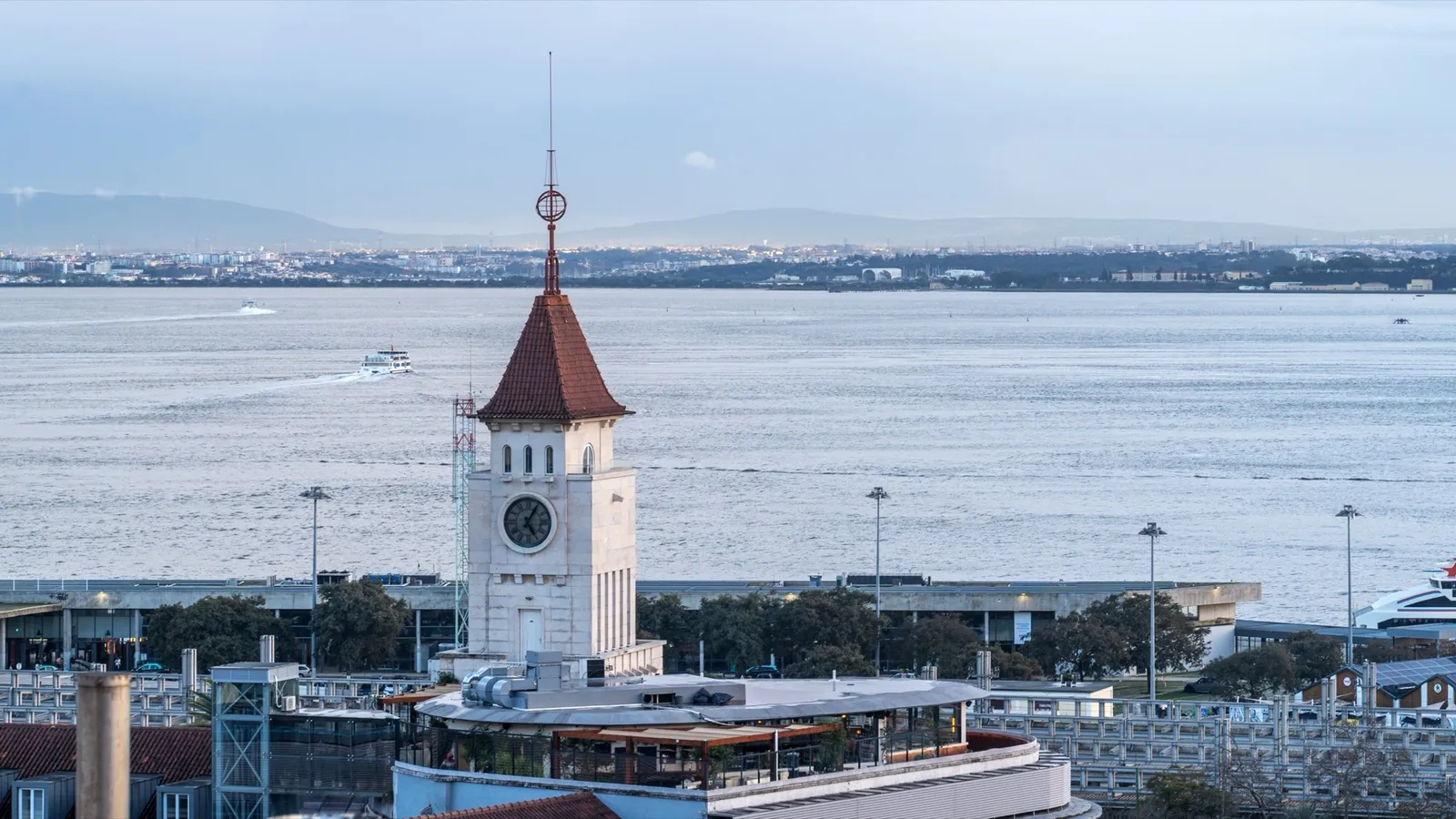 Torre del reloj y ferris en el paseo del río Tajo, en Lisboa, Portugal