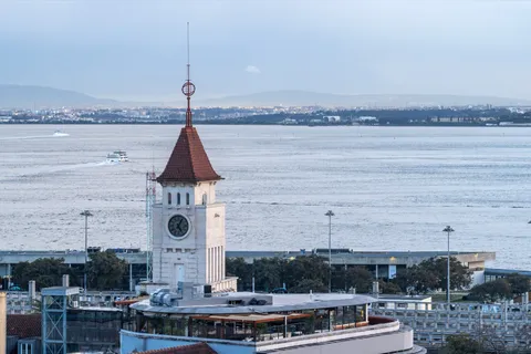 Torre del reloj y ferris en el paseo del río Tajo, en Lisboa, Portugal