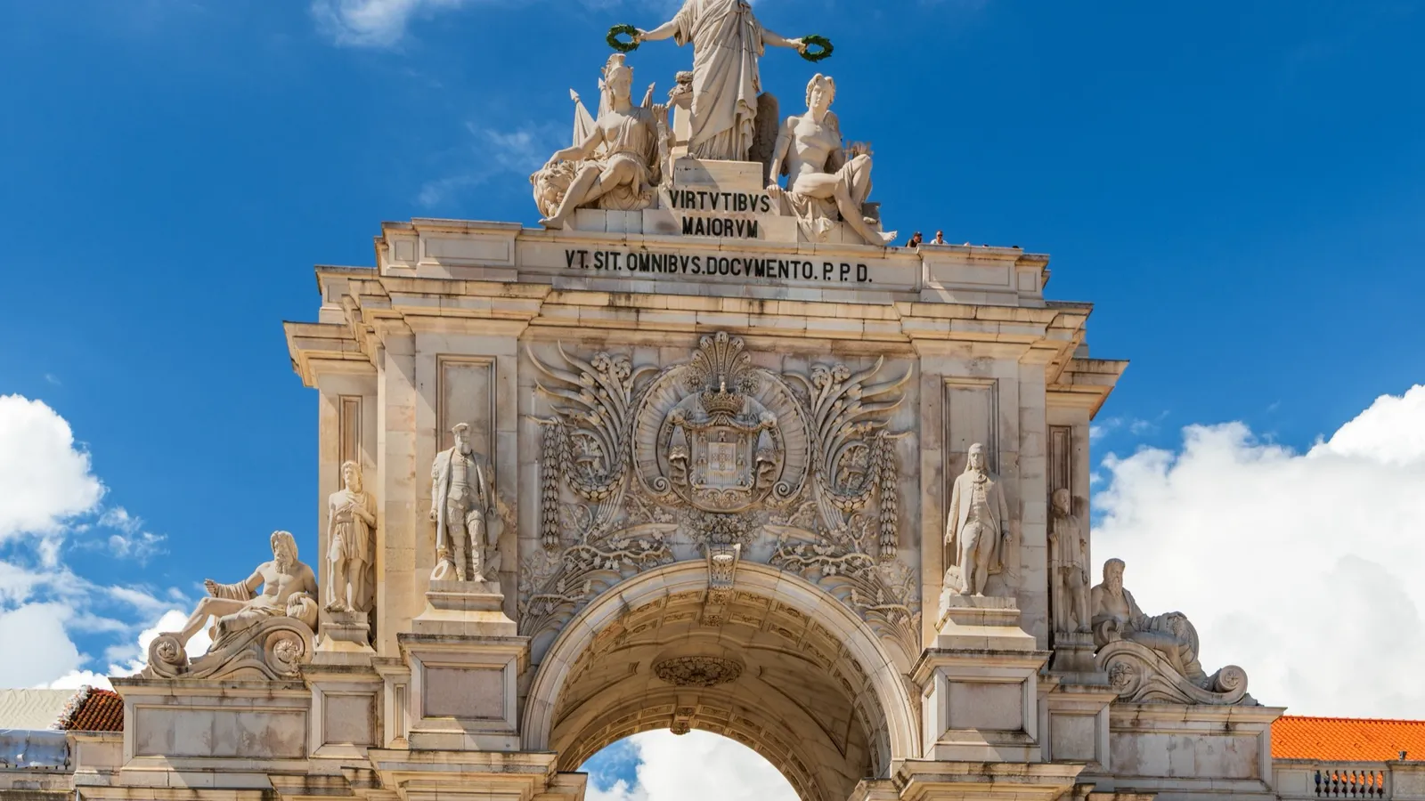 Arco de la Rua Augusta en Lisboa, decorado con estatuas y el escudo de armas portugués