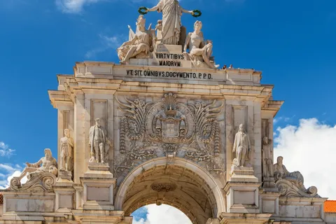 Arco de la Rua Augusta en Lisboa, decorado con estatuas y el escudo de armas portugués