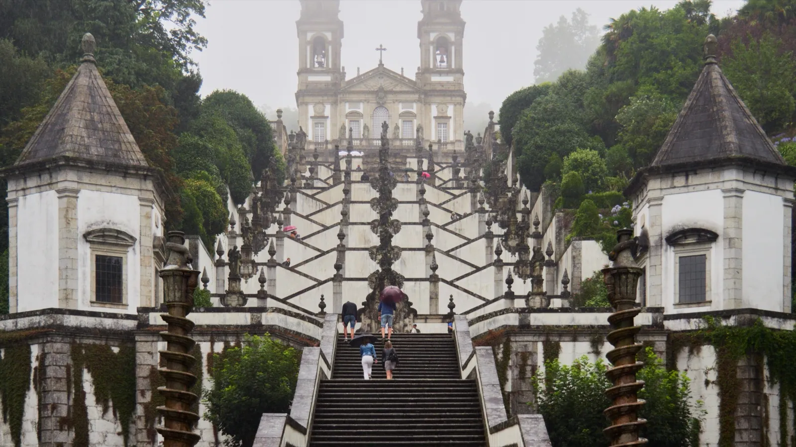La icónica escalinata barroca en zigzag que sube al santuario de Bom Jesus do Monte, en Braga