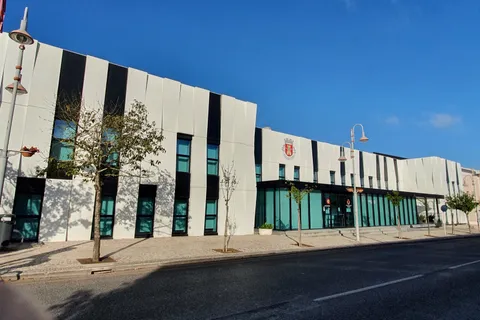 Modern Portuguese public-service building where residents handle government and benefits paperwork