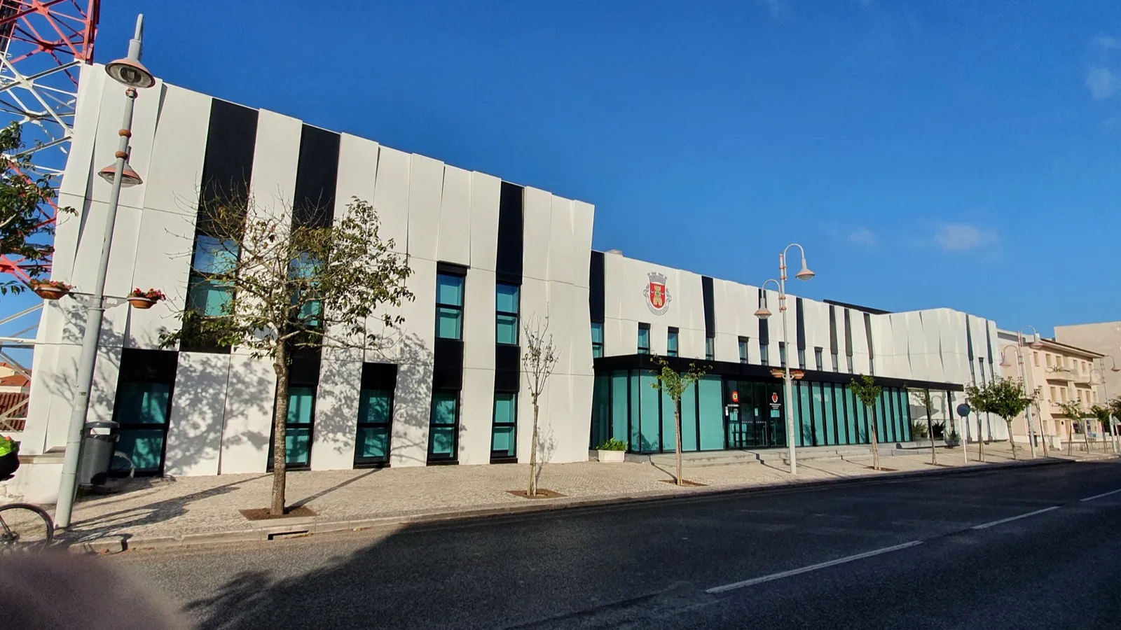 Modern Portuguese public-service building where residents handle government and benefits paperwork