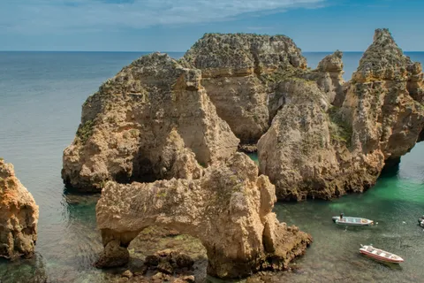 Falésias e grutas de calcário dourado em Ponta da Piedade, na costa algarvia de Portugal