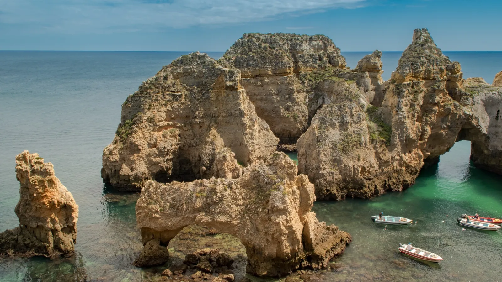 Falésias e grutas de calcário dourado em Ponta da Piedade, na costa algarvia de Portugal