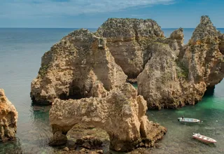 Acantilados dorados de piedra caliza y grutas en Ponta da Piedade, en la costa del Algarve, Portugal