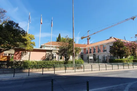 Entrée du Lycée Français Charles Lepierre à Lisbonne, l'un des deux lycées AEFE complets du Portugal
