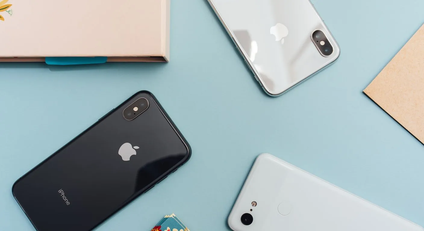 iPhones y teléfonos Pixel sobre fondo azul, representando las opciones de tarjetas SIM para Portugal