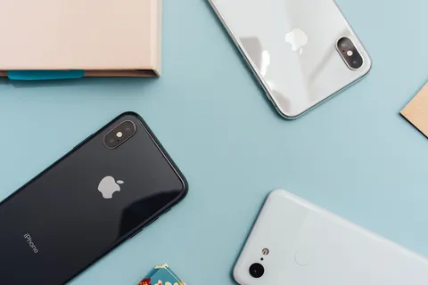iPhones y teléfonos Pixel sobre fondo azul, representando las opciones de tarjetas SIM para Portugal