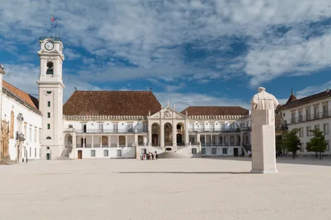 Pátio da Universidade de Coimbra, em Portugal, onde corre o processo de reconhecimento de diplomas estrangeiros