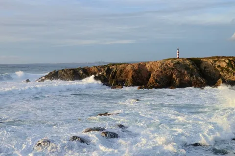 Winter Atlantic waves breaking on the rocky coast at Porto Covo in January — Portugal in January