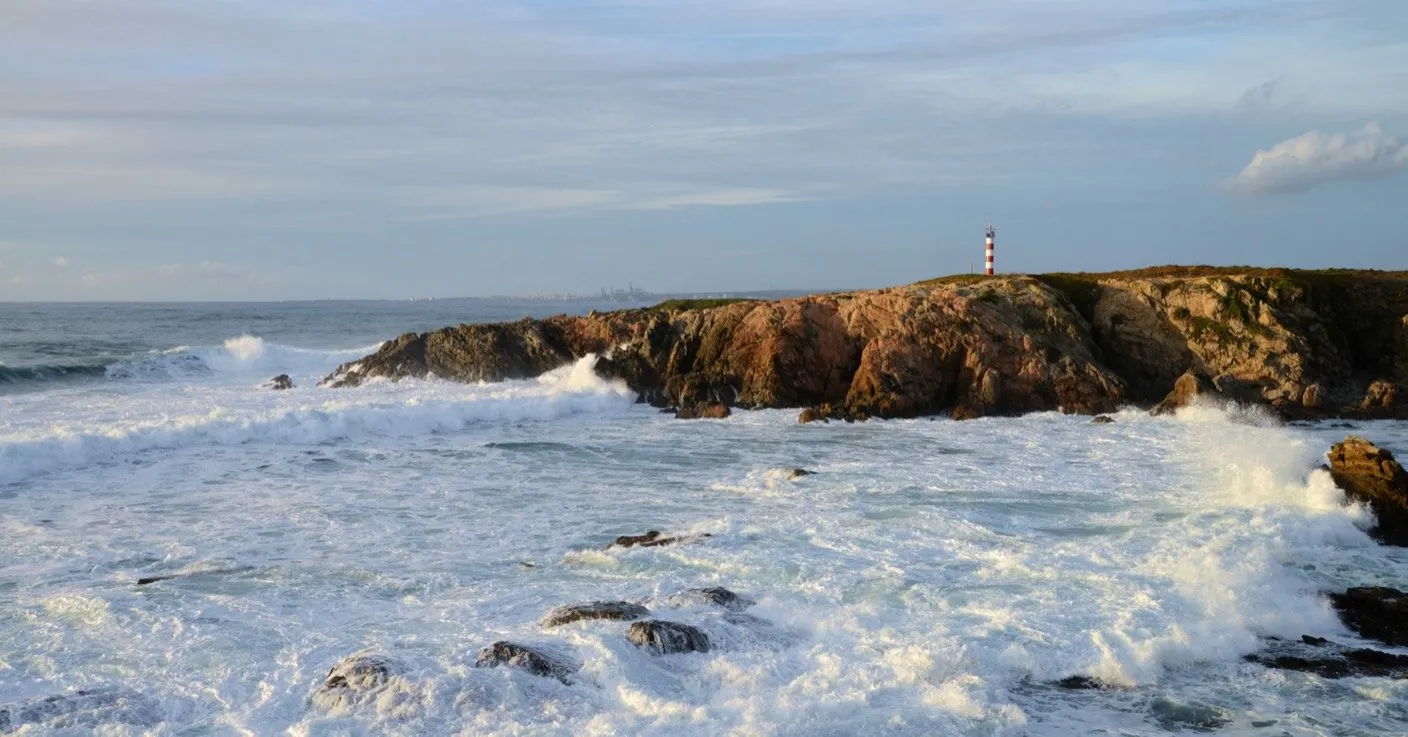 Winter Atlantic waves breaking on the rocky coast at Porto Covo in January — Portugal in January