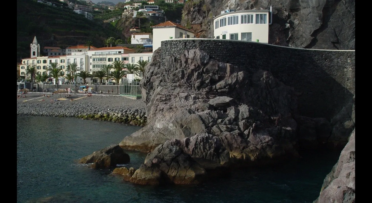 El pueblo costero de Ponta do Sol, en Madeira, sede de la comunidad de nómadas digitales