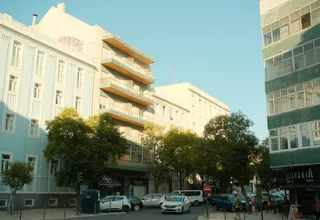 Prédios de habitação coloridos numa rua de Lisboa, o tipo de casa que as famílias têm de comprovar para o reagrupamento familiar