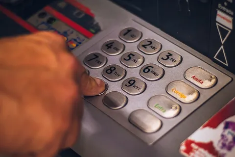 Portuguese ATM keypad with Anula and Corrige buttons — best bank for expats in Portugal 2026
