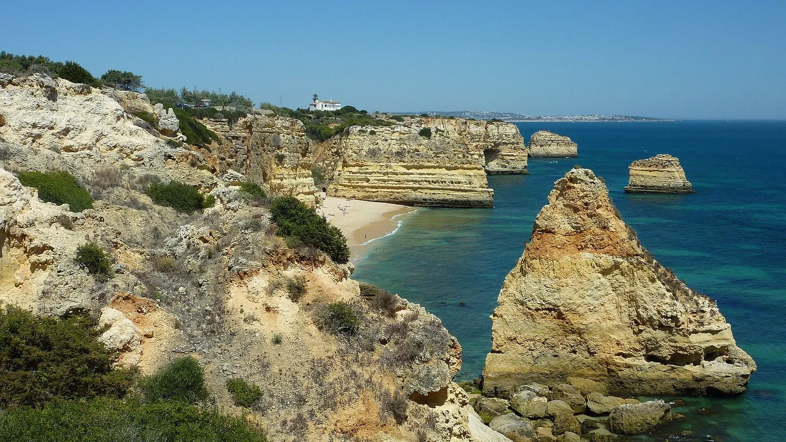 Cala de Praia da Marinha y formaciones de roca caliza en el mar, una de las mejores playas del Algarve, Portugal