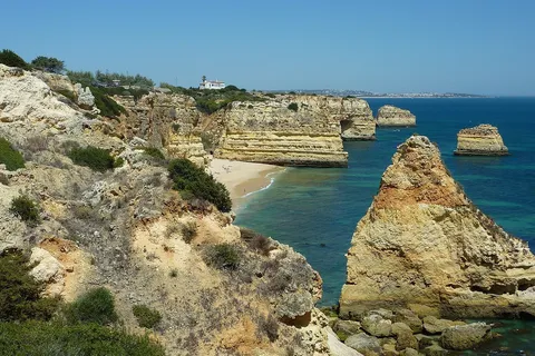Enseada da Praia da Marinha e os rochedos calcários, uma das melhores praias do Algarve, em Portugal