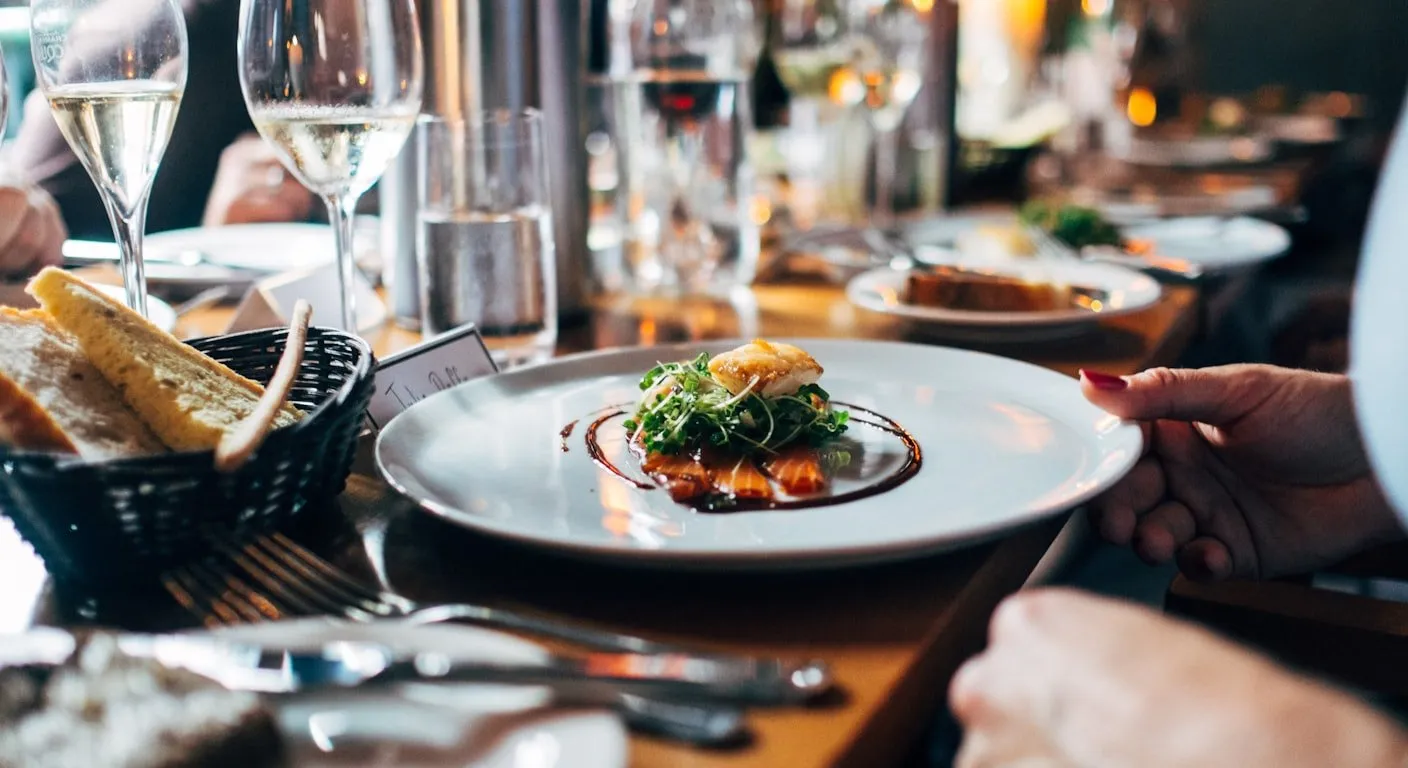 Mesa de restaurante elegante com comida e copos de vinho, sobre gorjetas em Portugal