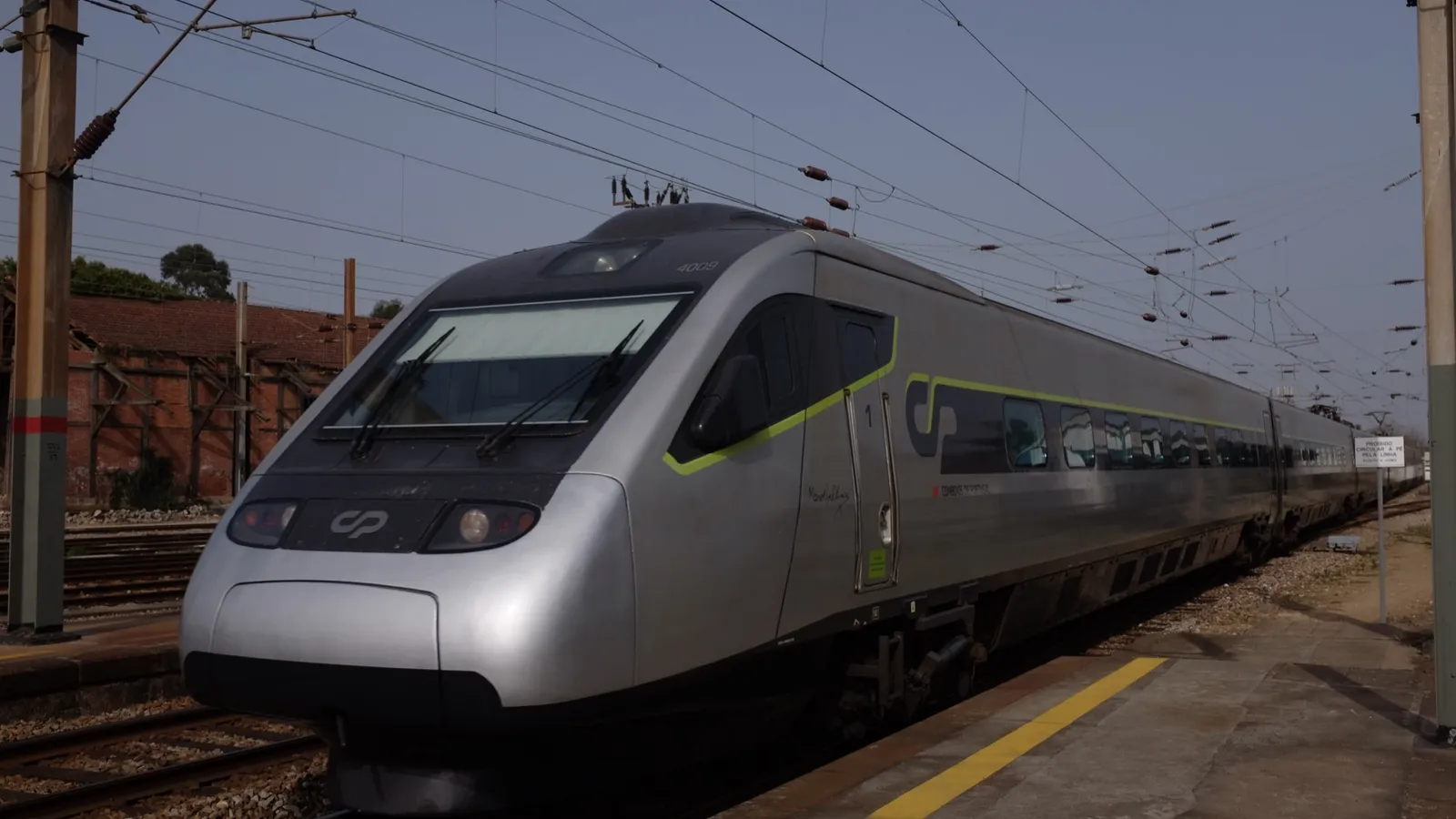 A CP Alfa Pendular train in new livery entering Devesas station