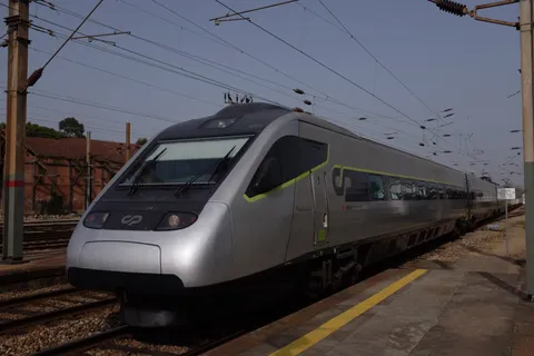 A CP Alfa Pendular train in new livery entering Devesas station