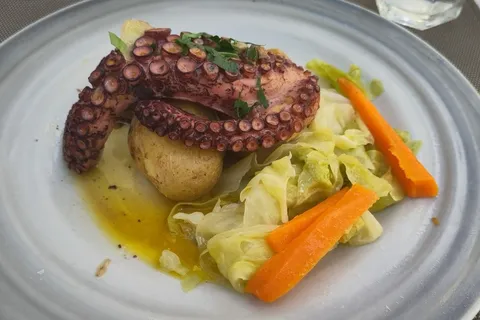 Polvo a lagareiro, pulpo asado con aceite de oliva y patatas machacadas, un plato clásico de la comida portuguesa