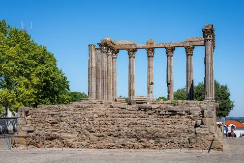 Templo romano de Évora con columnas corintias bajo un cielo azul, guía de viaje por el Alentejo