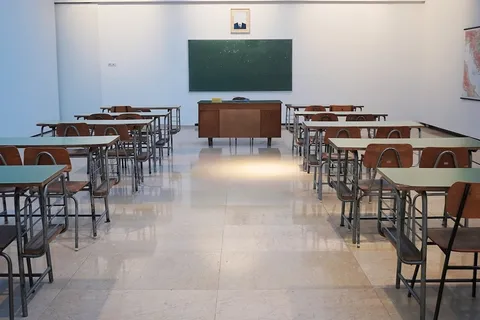 Aula con pupitres y pizarra que representa los colegios en Portugal para extranjeros