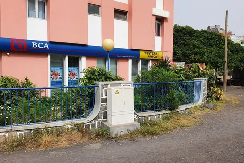 Agência do BCA com sinal da Western Union em Ribeira Grande, Cabo Verde, um ponto de levantamento em dinheiro para transferências vindas de Portugal