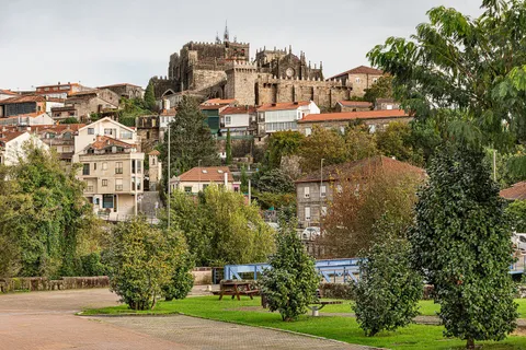 Catedral fortaleza de Tui sobre el casco antiguo en Galicia, vista desde el río Miño cerca de Valença, Portugal