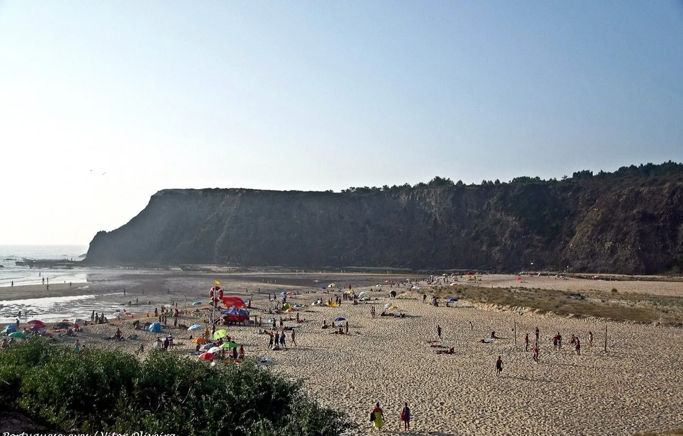 Praia de Odeceixe, con acantilados y arena, cerca de Praia das Adegas, una de las playas nudistas oficiales de Portugal