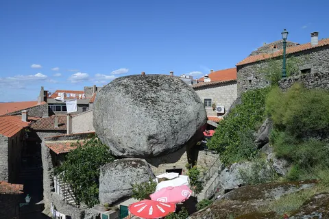 Roca de granito encajada entre casas de piedra en Monsanto, uno de los pueblos históricos de Portugal