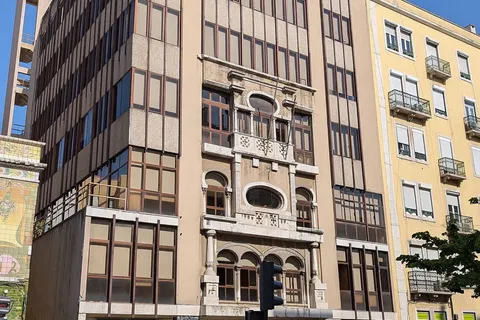 Prédios de apartamentos com azulejos e varandas na Avenida Almirante Reis, em Lisboa — alugar um apartamento em Portugal