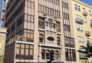 Edificios de apartamentos con azulejos y balcones en la avenida Almirante Reis, Lisboa — alquilar un apartamento en Portugal