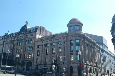 Fachada do banco Caixa Geral de Depósitos no Porto, para quem vai transferir dinheiro do Brasil para Portugal