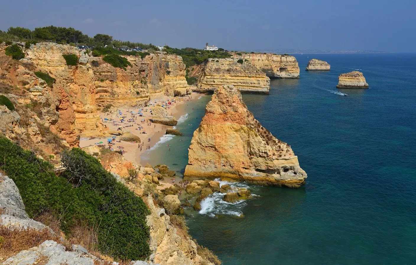 Praia da Marinha, ses falaises dorées et son eau turquoise — les meilleures plages du Portugal en 2026