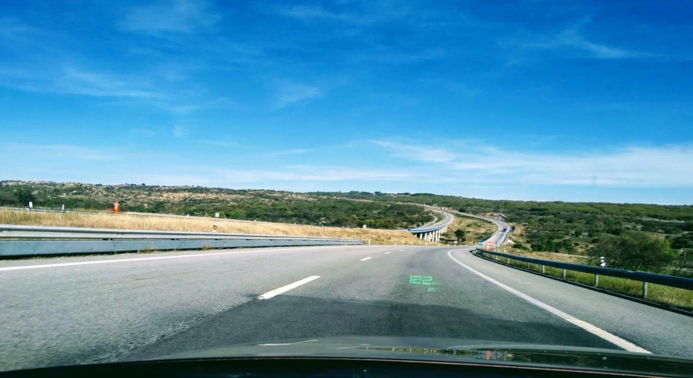 Vista desde el conductor en la autopista A25 de Portugal, sobre cómo canjear la licencia de conducir portuguesa