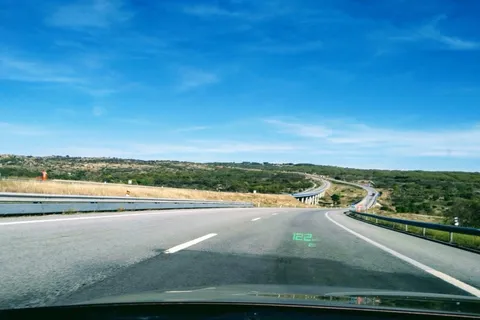 Vista desde el conductor en la autopista A25 de Portugal, sobre cómo canjear la licencia de conducir portuguesa