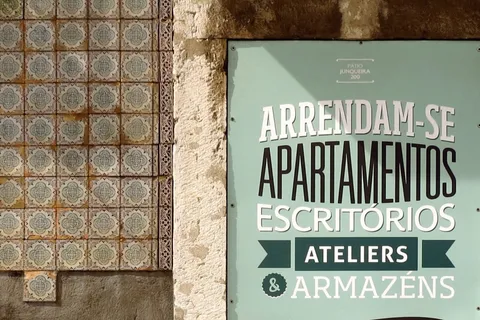 Табличка «Arrendam-se apartamentos» («Сдаётся квартира») на стене с азулежу в Лиссабоне; такие настоящие объявления копируют мошенники при аренде в Португалии