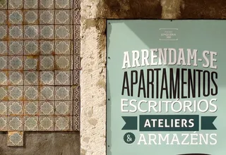 An "Arrendam-se apartamentos" for-rent sign on an azulejo-tiled wall in Lisbon; genuine listings like this are what rental scams in Portugal copy