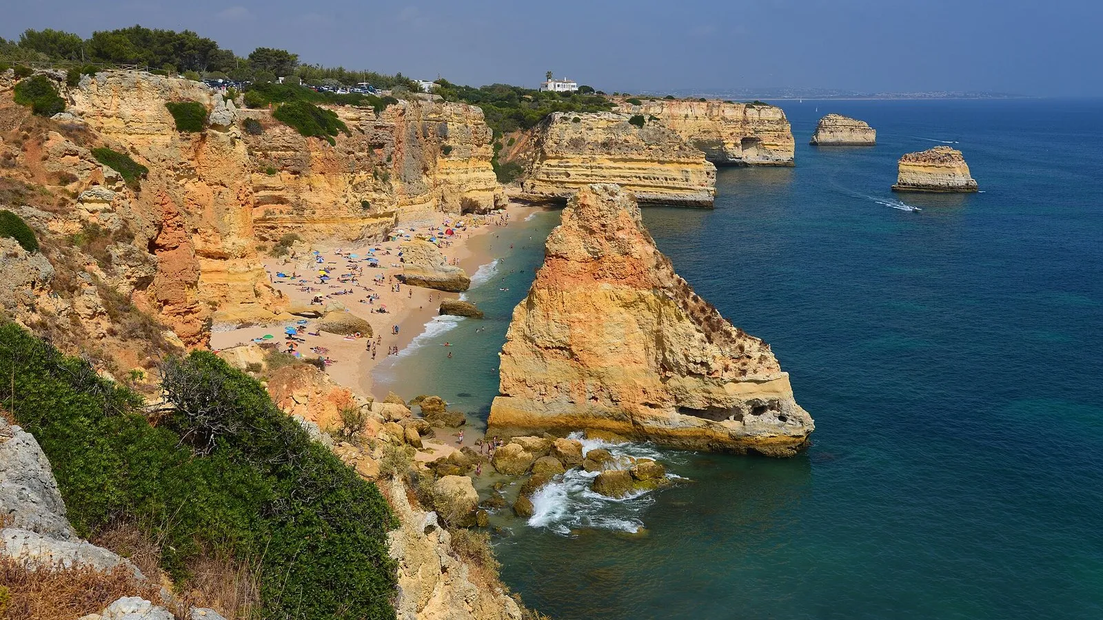 Acantilados dorados de Praia da Marinha y agua turquesa durante un road trip por el Algarve