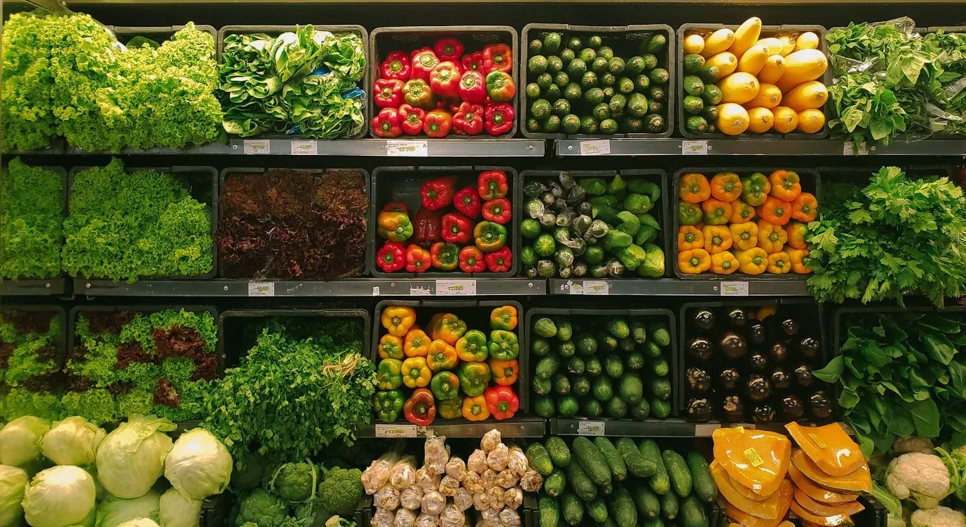 Rayon de fruits et légumes frais dans un supermarché au Portugal