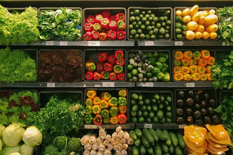 Pasillo de frutas y verduras frescas en un supermercado portugués