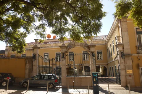 Portão de entrada do Palácio Conde Penafiel, em Lisboa, sede da CPLP — a comunidade que dá aos são-tomenses o seu caminho de residência em Portugal