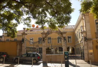 Portão de entrada do Palácio Conde Penafiel, em Lisboa, sede da CPLP — a comunidade que dá aos são-tomenses o seu caminho de residência em Portugal