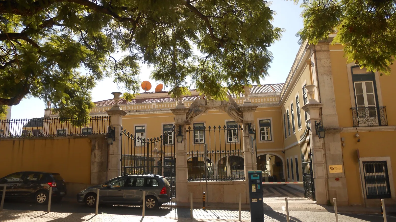 Portão de entrada do Palácio Conde Penafiel, em Lisboa, sede da CPLP — a comunidade que dá aos são-tomenses o seu caminho de residência em Portugal