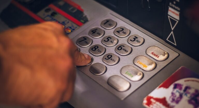 Portuguese ATM keypad with Anula and Corrige buttons — best bank for expats in Portugal 2026